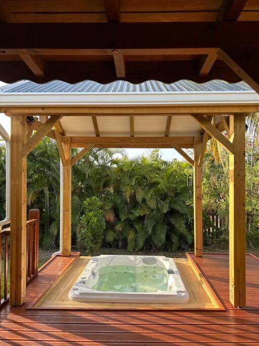 Bungalow Avec Jacuzzi Privatif Villa ซานต์-โรส ภายนอก รูปภาพ
